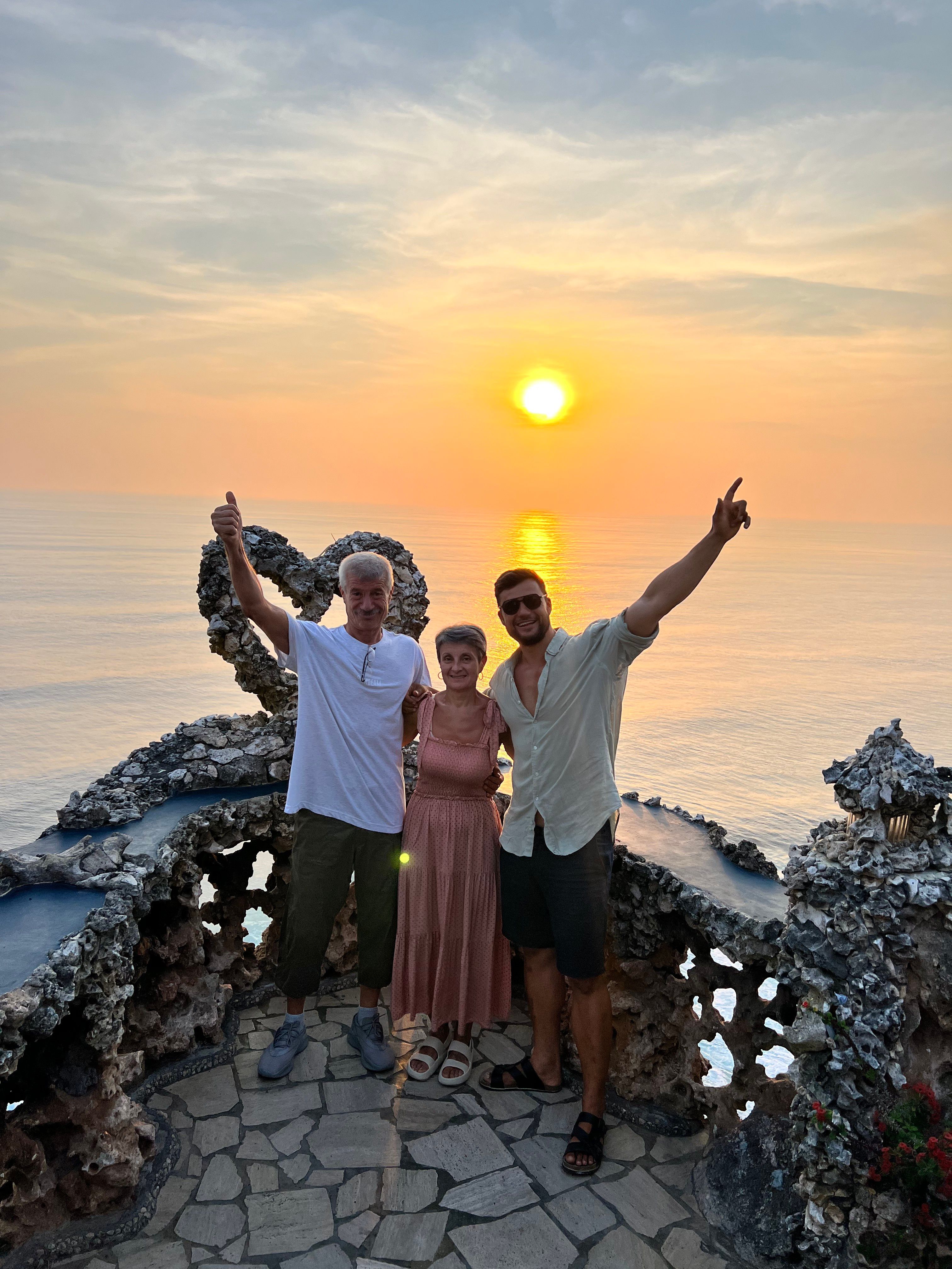 Remus Boroiu alături de familie la apus în Bali