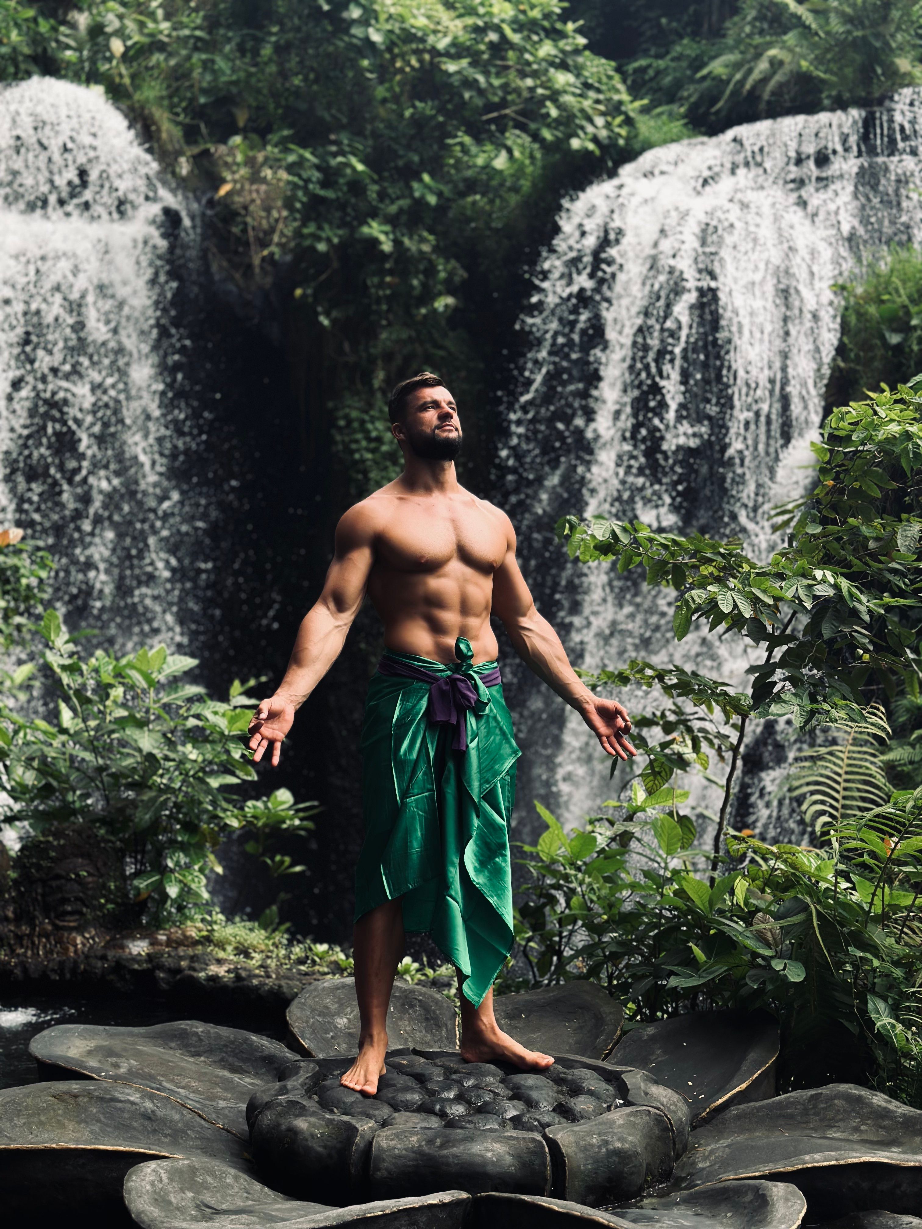 Remus Boroiu într-un peisaj de cascadă din Bali