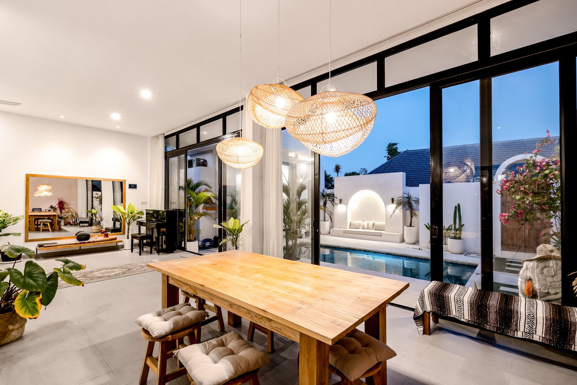 Interior premium și piscină într-un proiect din Bali