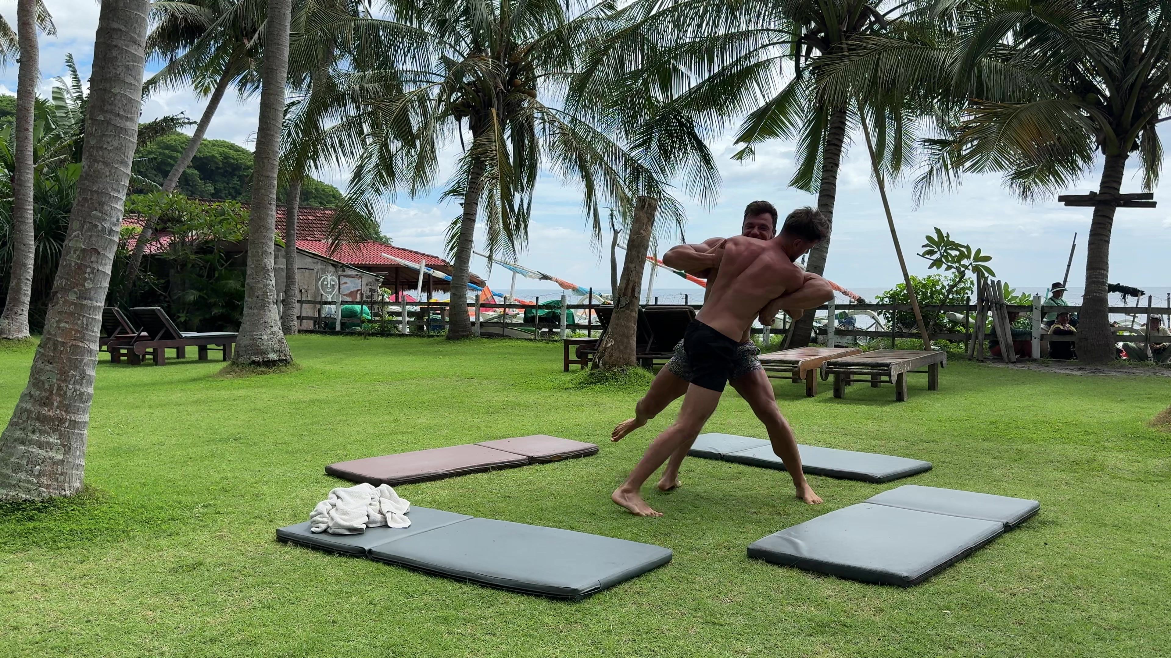 Antrenament ghidat în aer liber lângă ocean, în Bali